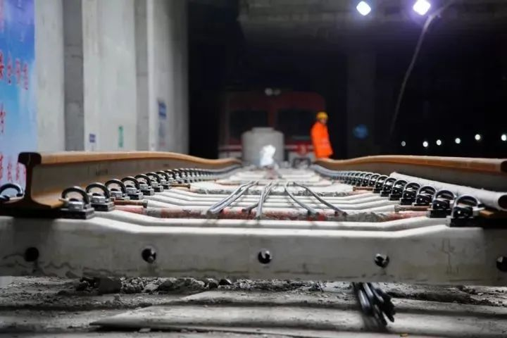 Laying and fine-tuning of subway tracks