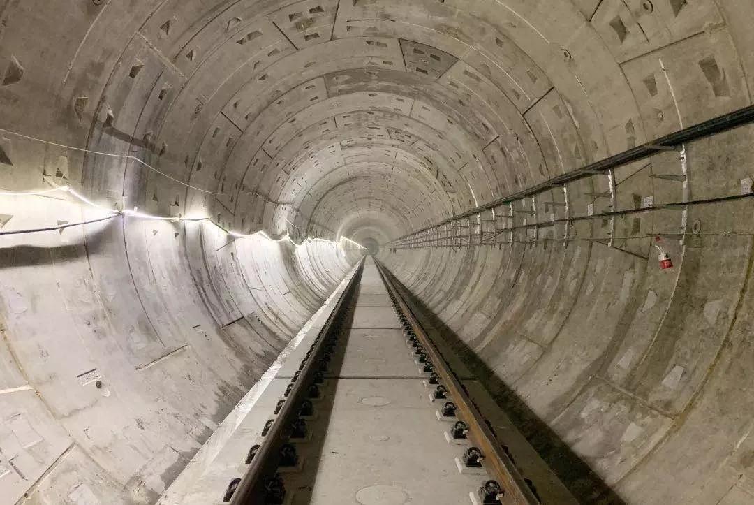 Laying and fine-tuning of subway tracks