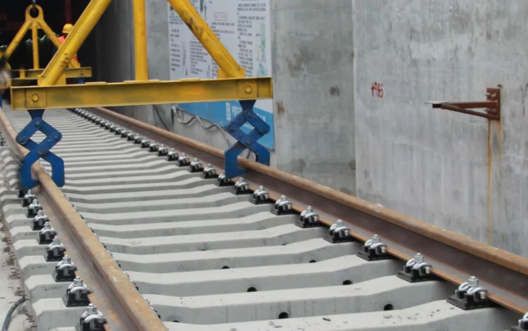 Laying and fine-tuning of subway tracks