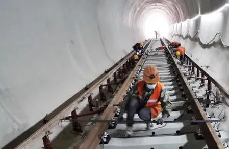 Laying and fine-tuning of subway tracks
